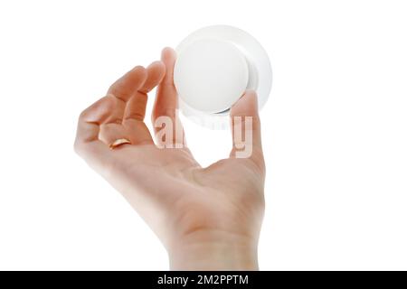 Una donna cambia una lampadina a risparmio energetico per soffitto con una lampada a LED in un salotto di casa, isolata su uno sfondo bianco. Lavori in quota autonomamente, fai da te Foto Stock
