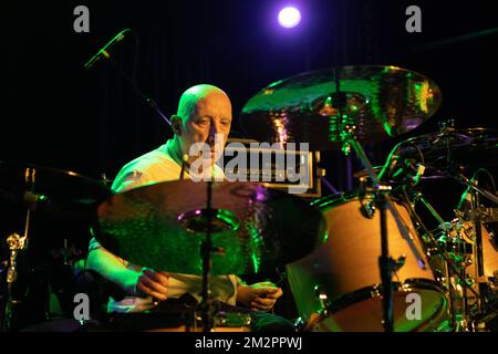 Oxford, Regno Unito. 12th, dicembre 2022. La band post-punk inglese The membrane esegue un concerto dal vivo presso la O2 Academy Oxford di Oxford. Qui il batterista Mike Simkins è visto dal vivo sul palco. (Photo credit: Gonzales Photo – per-otto Oppi). Foto Stock