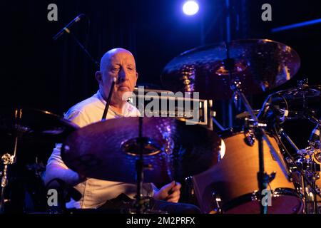 Oxford, Regno Unito. 12th, dicembre 2022. La band post-punk inglese The membrane esegue un concerto dal vivo presso la O2 Academy Oxford di Oxford. Qui il batterista Mike Simkins è visto dal vivo sul palco. (Photo credit: Gonzales Photo – per-otto Oppi). Foto Stock