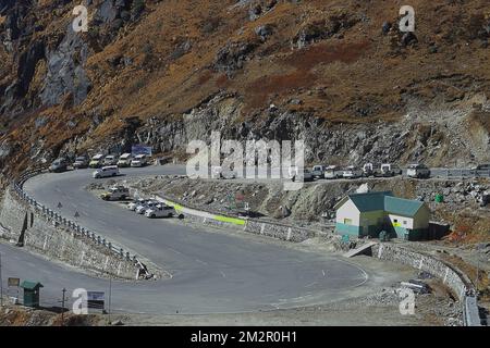 strada strategica di confine per lo sviluppo di infrastrutture lungo il confine sin-indiano (confine india-cina). linea di controllo reale al passo di nathu la, sikkim Foto Stock