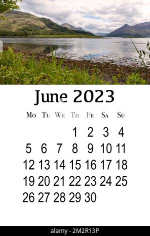 Scheda calendario per 2023. Calendario verticale da parete stampabile, la settimana inizia il lunedì. Scozia, Gran Bretagna. Bellissimo paesaggio montano. Foto Stock