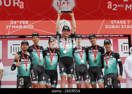 I piloti Bora-Hansgohe hanno mostrato sul podio dopo aver vinto la classifica Team nella fase finale della gara ciclistica 'UAE Tour' 2019, a 145 km dal Dubai Safari Park a City Walk, Emirati Arabi Uniti, sabato 02 marzo 2019. L'edizione di quest'anno si svolgerà dal 24 febbraio al 2 marzo. FOTO DI BELGA YUZURU SUNADA FRANCE OUT Foto Stock