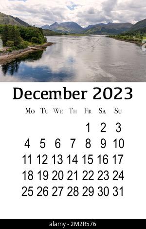 Scheda calendario per 2023. Calendario verticale da parete stampabile, la settimana inizia il lunedì. Scozia, Gran Bretagna. Bellissimo paesaggio montano. Foto Stock