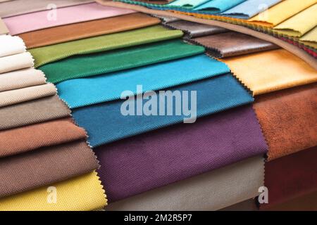 Campioni di colore del tessuto di tappezzeria nell'assortimento. Tavolozza di tessuti di vari colori Foto Stock