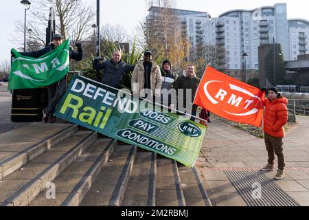 Basingstoke, Regno Unito. 14th Dec 2022. Lavoratori ferroviari - guardie, conducenti e lavoratori delle infrastrutture - in sciopero alla stazione ferroviaria di Basingstoke. Parte dell'azione di sciopero nazionale organizzata dalla RMT (Unione nazionale dei lavoratori ferroviari, marittimi e dei trasporti), che sta spingendo per una migliore retribuzione, condizioni di lavoro e sicurezza del lavoro per i suoi membri. Credit: Stephen Frost/Alamy Live News Foto Stock