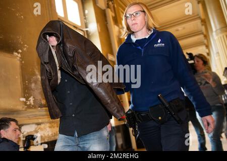 Roy Larmit nasconde il volto sotto la giacca quando arriva per una sessione del processo 'Kasteelmoord' (omicidio del castello), lunedì 18 marzo 2019, presso la corte d'appello di Gent. Andre Gusselbrecht, Pierre Serry, Franciscus Larmit ed Evert de Clercq sono i quattro accusati nel cosiddetto "kasteelmoord" a Stijn Saelens, nella sua casa, un castello a Wingene, nella provincia delle Fiandre Occidentali. Il 31 gennaio 2012 Saelens scomparve misteriosamente dal suo castello. Il suo corpo è stato trovato nel febbraio 2012 in una proprietà vicina. SAELENS era il genero di Andre Gyselbrecht. BELGA FOTO KURT DEPSLENTER Foto Stock