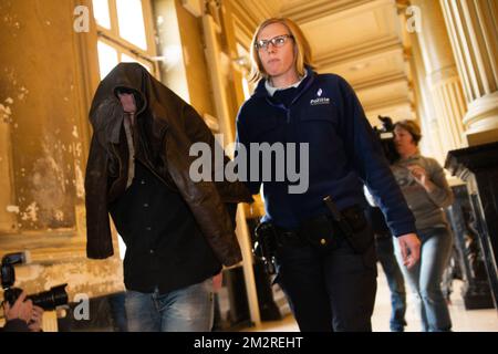 Roy Larmit nasconde il volto sotto la giacca quando arriva per una sessione del processo 'Kasteelmoord' (omicidio del castello), lunedì 18 marzo 2019, presso la corte d'appello di Gent. Andre Gusselbrecht, Pierre Serry, Franciscus Larmit ed Evert de Clercq sono i quattro accusati nel cosiddetto "kasteelmoord" a Stijn Saelens, nella sua casa, un castello a Wingene, nella provincia delle Fiandre Occidentali. Il 31 gennaio 2012 Saelens scomparve misteriosamente dal suo castello. Il suo corpo è stato trovato nel febbraio 2012 in una proprietà vicina. SAELENS era il genero di Andre Gyselbrecht. BELGA FOTO KURT DEPSLENTER Foto Stock