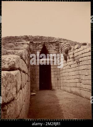 Entrance to treasury of Atreus, Mycaina - Greece , Archaeological sites, Tombs & sepulchral monuments. Nicholas Catsimpoolas Collection Stock Photo