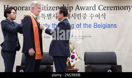 Re Philippe - Filip del Belgio è decorato come cittadino d'onore dal Sindaco di Seul Soon Park durante un seminario e attività Smart Cities presso il Municipio di Seul e un bilaterale con il sindaco il secondo giorno di una visita di Stato a Seul, Corea del Sud, martedì 26 marzo 2019. La coppia reale belga è in visita di stato di quattro giorni in Corea del Sud. BELGA FOTO BENOIT DOPPAGNE Foto Stock