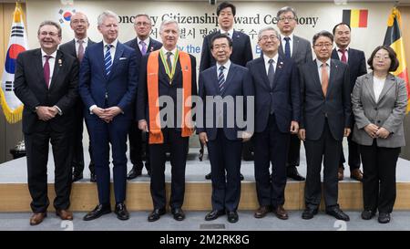 Regione di Bruxelles Ministro-Presidente Rudi Vervoort Federation Vallonia-Ministro di Bruxelles Presidente Rudy Demotte, Il Ministro degli interni e del Commercio estero Pieter De CREM e il re Philippe - Filip del Belgio posano per una foto di famiglia dopo che il re Philippe - Filip del Belgio è stato decorato come cittadino d'onore dal Sindaco Soon Park di Seul durante un seminario sulle città intelligenti e le attività presso il Municipio Di Seul e un bilaterale con il sindaco il secondo giorno di una visita di Stato a Seul, Corea del Sud, martedì 26 marzo 2019. La coppia reale belga è in visita di stato di quattro giorni in Corea del Sud. BELGA FOTO BENO Foto Stock