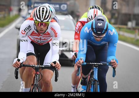 Il belga Jimmy Janssen di Corendon-Circus e il tedesco Jasha Sutterlin del Movistar Team hanno fatto foto in azione durante la fase d'élite maschile della gara ciclistica Driedaagse Brugge - De Panne, 200,3km da Brugge a De Panne, mercoledì 27 marzo 2019. FOTO DI BELGA DAVID STOCKMAN Foto Stock