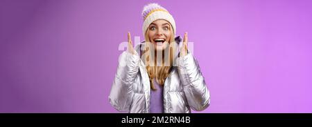 Impressionato affascinato speechless attraente ragazza bionda che spiega tremare la situazione impressionante le mani eccitate sorridendo che gasting felicemente allargano gli occhi sorpresi Foto Stock