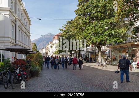 Vista sulla strada a Merano, Provincia Autonoma di Bolzano, Alto Adige, Italia settentrionale Foto Stock