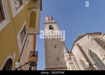 Torre dell'Orologio con meridiana della Chiesa di San Nicolo, Merano, Alto Adige, Italia Foto Stock