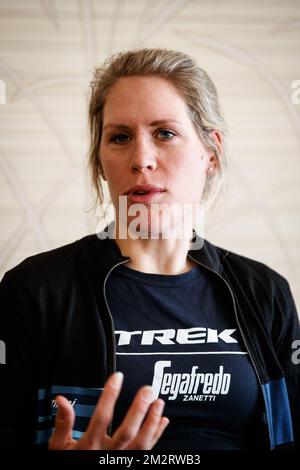 Olandese Ellen Van Dijk foto durante una conferenza stampa del team Trek-Segafredo, giovedì 04 aprile 2019, davanti alla gara ciclistica di un giorno 'Ronde van Vlaanderen - Tour des Flandres - Tour of Flanders', a Sint-Michiels, Brugge. BELGA FOTO KURT DESPLENTER Foto Stock