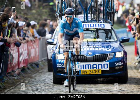 Il tedesco Jasha Sutterlin del Movistar Team ha ritratto in azione alla salita 'Oude Kwaremont' a Kluisbergen durante la 103rd edizione della 'Ronde van Vlaanderen - Tour des Flandres - Tour of Flanders', gara ciclistica di un giorno, 270,1km da Anversa a Oudenaarde, domenica 07 aprile 2019. BELGA FOTO KRISTOF VAN ACCOM Foto Stock