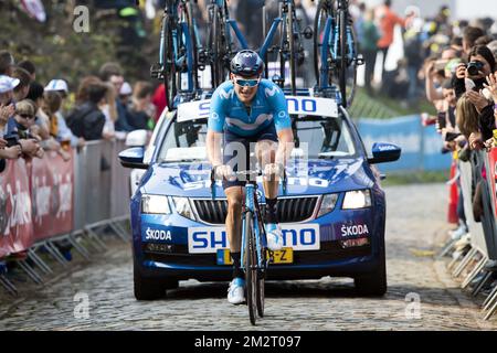 Il tedesco Jasha Sutterlin del Movistar Team ha ritratto in azione alla salita 'Oude Kwaremont' a Kluisbergen durante la 103rd edizione della 'Ronde van Vlaanderen - Tour des Flandres - Tour of Flanders', gara ciclistica di un giorno, 270,1km da Anversa a Oudenaarde, domenica 07 aprile 2019. BELGA FOTO KRISTOF VAN ACCOM Foto Stock