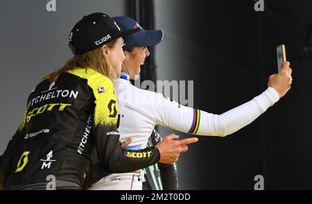 L'olandese Annemiek van Vleuten di Mitchelton - Scott e l'italiano Marta Bastianelli del Team virtù prendono un selfie dopo la gara femminile del 'Ronde van Vlaanderen - Tour des Flandres - Tour of Flanders', gara ciclistica di un giorno, 270,1km da Anversa a Oudenaarde, domenica 07 aprile 2019. FOTO DI BELGA YORICK JANSENS Foto Stock