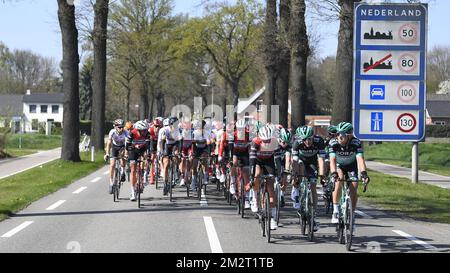 L'immagine mostra il pacco di piloti che attraversano il confine tra Belgio e Paesi Bassi, durante la 107th° edizione della gara ciclistica di una giornata 'Scheldejs', 202,3km da Borsele a Schoten, mercoledì 10 aprile 2019. FOTO DI BELGA YORICK JANSENS Foto Stock