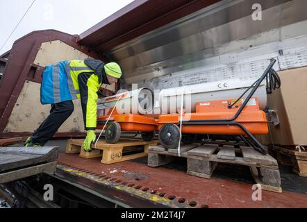 Praga, Repubblica Ceca. 14th Dec, 2022. Gli aiuti umanitari per le città ucraine Kyiv e Mykolaiv sono stati caricati sui treni sulla stazione ferroviaria Praha-Liben a Praga, Repubblica Ceca, martedì 14 dicembre 2022. Credit: Michaela Rihova/CTK Photo/Alamy Live News Foto Stock