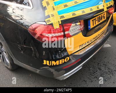 L'immagine mostra il lunotto abbattuto di una vettura del Team Jumbo-Visma, dopo essere stata coinvolta in un incidente con una moto e il belga Tiesj Benoot di Lotto Soudal durante l'edizione 117th della gara ciclistica di un giorno 'Paris-Roubaix', da Compiegne, vicino Parigi a Roubaix, domenica 14 aprile 2019. BELGA FOTO ANN BRAECKMAN Foto Stock