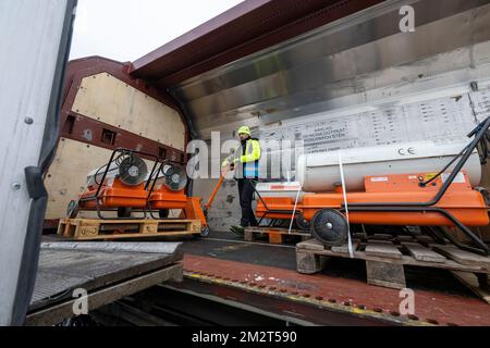 Praga, Repubblica Ceca. 14th Dec, 2022. Gli aiuti umanitari per le città ucraine Kyiv e Mykolaiv sono stati caricati sui treni sulla stazione ferroviaria Praha-Liben a Praga, Repubblica Ceca, martedì 14 dicembre 2022. Credit: Michaela Rihova/CTK Photo/Alamy Live News Foto Stock