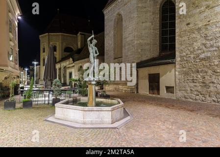 Vista notturna della Fontana di San Giorgio sulla strada nel centro storico di Bressanone, Italia Foto Stock
