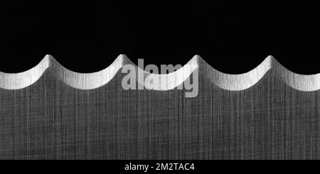 Primo piano della lama di un coltello con affilatura seghettata. Foto Stock