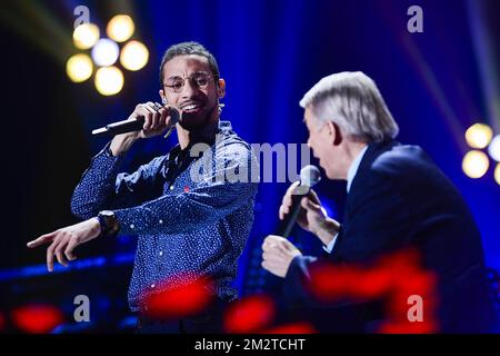 Il cantante Eddy Ape e il cantante Salvatore Adamo suonano sul palco alla cerimonia di chiusura della 31st edizione dell'evento benefico 'Televie' delle catene televisive RTL-TVI, sabato 27 aprile 2019 a la Louviere. FOTO DI BELGA LAURIE DIEFFEMBACQ Foto Stock