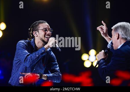 Il cantante Eddy Ape e il cantante Salvatore Adamo suonano sul palco alla cerimonia di chiusura della 31st edizione dell'evento benefico 'Televie' delle catene televisive RTL-TVI, sabato 27 aprile 2019 a la Louviere. FOTO DI BELGA LAURIE DIEFFEMBACQ Foto Stock