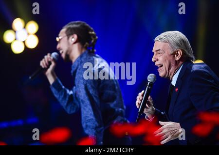 Il cantante Eddy Ape e il cantante Salvatore Adamo suonano sul palco alla cerimonia di chiusura della 31st edizione dell'evento benefico 'Televie' delle catene televisive RTL-TVI, sabato 27 aprile 2019 a la Louviere. FOTO DI BELGA LAURIE DIEFFEMBACQ Foto Stock