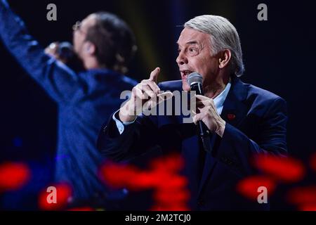 Il cantante Eddy Ape e il cantante Salvatore Adamo suonano sul palco alla cerimonia di chiusura della 31st edizione dell'evento benefico 'Televie' delle catene televisive RTL-TVI, sabato 27 aprile 2019 a la Louviere. FOTO DI BELGA LAURIE DIEFFEMBACQ Foto Stock