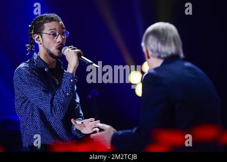 Il cantante Eddy Ape e il cantante Salvatore Adamo suonano sul palco alla cerimonia di chiusura della 31st edizione dell'evento benefico 'Televie' delle catene televisive RTL-TVI, sabato 27 aprile 2019 a la Louviere. FOTO DI BELGA LAURIE DIEFFEMBACQ Foto Stock