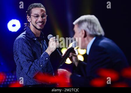 Il cantante Eddy Ape e il cantante Salvatore Adamo suonano sul palco alla cerimonia di chiusura della 31st edizione dell'evento benefico 'Televie' delle catene televisive RTL-TVI, sabato 27 aprile 2019 a la Louviere. FOTO DI BELGA LAURIE DIEFFEMBACQ Foto Stock