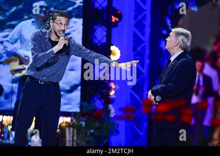 Il cantante Eddy Ape e il cantante Salvatore Adamo suonano sul palco alla cerimonia di chiusura della 31st edizione dell'evento benefico 'Televie' delle catene televisive RTL-TVI, sabato 27 aprile 2019 a la Louviere. FOTO DI BELGA LAURIE DIEFFEMBACQ Foto Stock