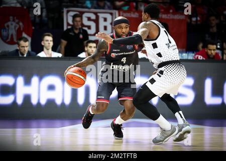 Il Tyrese Rice di Bamberg e il Tony Taylor di Bologna combattono per la palla durante una partita di basket tra la squadra tedesca Brose Bamberg e l'italiano Virtus Pallacanestro Bologna, la prima tappa delle semifinali della Champions League maschile, venerdì 03 maggio 2019 ad Anversa. FOTO DI BELGA DAVID PINTENS Foto Stock