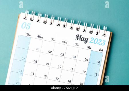 2023 maggio scrivania calendario per l'organizzatore di pianificare e promemoria isolato su sfondo blu. Foto Stock