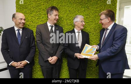 CEO DI UWE (Union Wallonne des Entreprises) Olivier de Wasseige, direttore generale BECI Olivier Willocx, ministro fiammingo-presidente Geert Bourgeois e CEO di VOKA Hans Maertens hanno illustrato durante un incontro tra le organizzazioni imprenditoriali belghe UWE (Union Wallon des Entreprises), VOKA (Vlaams Netwerk van Ondernemingen Industry) e BECI (Bruxelles Enterprises and Commerce Industry) E il Ministro-Presidente fiammingo Bourgeois, martedì 07 maggio 2019 a Bruxelles. Gli imprenditori presenteranno 12 priorità comuni in vista delle prossime elezioni regionali, nazionali ed europee. FOTO DI BELGA THIERRY ROGE Foto Stock