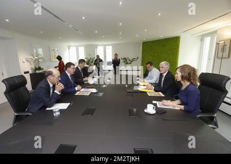 UWE CEO (Union Wallonne des Entreprises) Olivier de Wasseige, VOKA CEO Hans Maertens, BECI Direttore Generale Olivier Willocx e Ministro-Presidente fiammingo Geert Bourgeois hanno illustrato durante un incontro tra le organizzazioni imprenditoriali belghe UWE (Union Wallon des Entreprises), VOKA (Vlaams Netwerk van Ondernemingen Industry) e BECI (Bruxelles Enterprises and Commerce Industry) E il Ministro-Presidente fiammingo Bourgeois, martedì 07 maggio 2019 a Bruxelles. Gli imprenditori presenteranno 12 priorità comuni in vista delle prossime elezioni regionali, nazionali ed europee. FOTO DI BELGA THIERRY ROGE Foto Stock