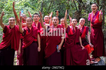 Monaci giocosi in posa sul TBT Trans Bhutan Trail Foto Stock