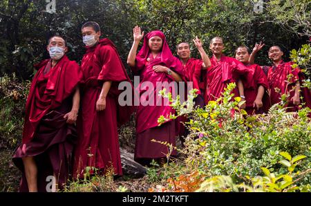 Monaci sorridenti e in posa sul TBT Trans Bhutan Trail Foto Stock