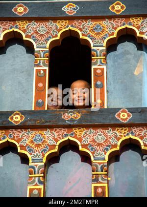 Monaci novizi all'Istituto Buddista di Nalanda e al monastero Bhutan Foto Stock