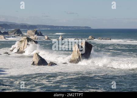 Le scogliere di El Silencio Gavieira, vicino a Cudillero, Asturie, Spagna Foto Stock