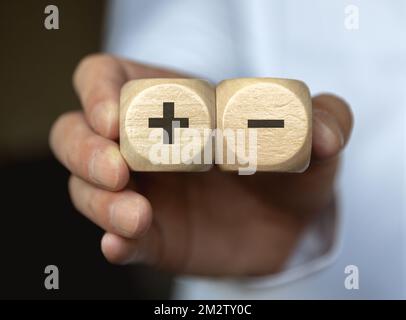 Il concetto di scegliere uno dei blocchi incisi con più e meno Foto Stock