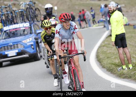 Spagnolo Mikel Nieve di Mitchelton - Scott e il russo Ilnur Zakarin di Katusha-Alpecin raffigurati in azione durante la tredicesima tappa della 101st° edizione della gara ciclistica giro D'Italia, 196km da Pinerolo a Ceresole reale, Italia, venerdì 24 maggio 2019. FOTO DI BELGA YUZURU SUNADA FRANCE OUT Foto Stock