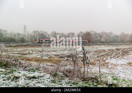 Train passing through wintry snowy landscape. Foto Stock