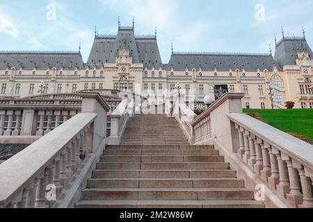 Palace of Culture in Iasi Romania . Stone staircase and castle Foto Stock