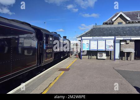 La fine della linea. LMS Black Five No 45212 a Mallaig dopo aver trasportato il treno a vapore Jacobite da Fort William il 5th settembre 2022. Foto Stock