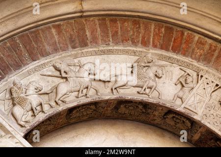 Porta della Pescheria (Cattedrale di Modena) - Re Artù e Yder combattono per salvare Guinevere - dall'antica leggenda l'abduzione di Guinevere Foto Stock