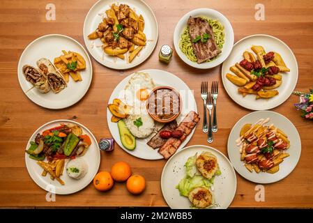 Una vita ferma con piatti della gastronomia peruviana ed ecuadoriana, chorizo con patate fritte, un piatto combinato con riso e avocado, lomo saltado, fil Foto Stock